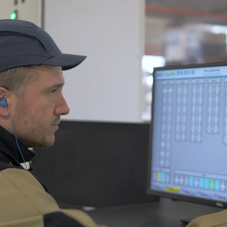 Employé devant écran d