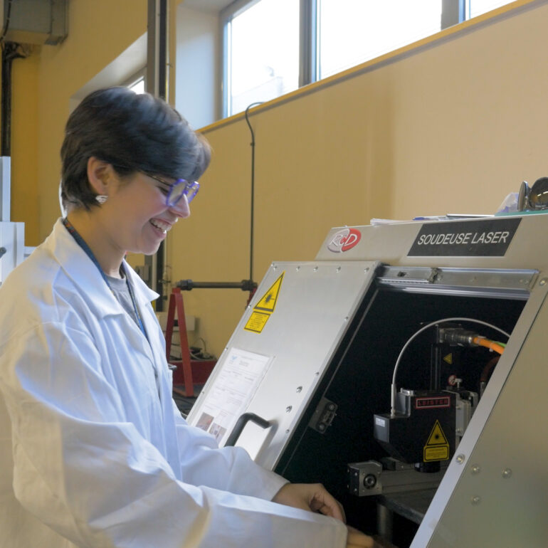 Etudiante devant soudeuse laser - établissement de Douai