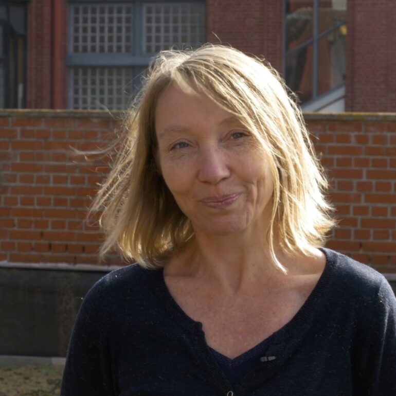 Femme devant brique rouge Lille
