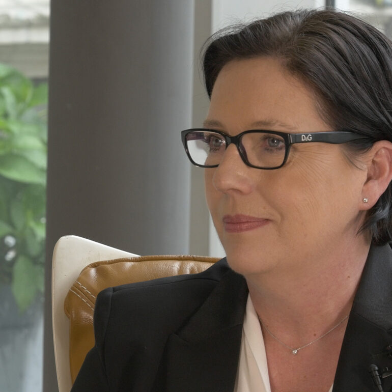 Interview femme devant fenêtre