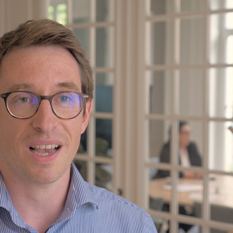 Homme répondant à un interview