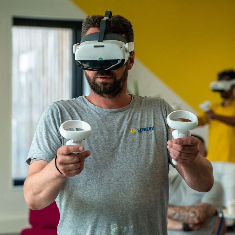 Personne avec casque Réalité Virtuelle