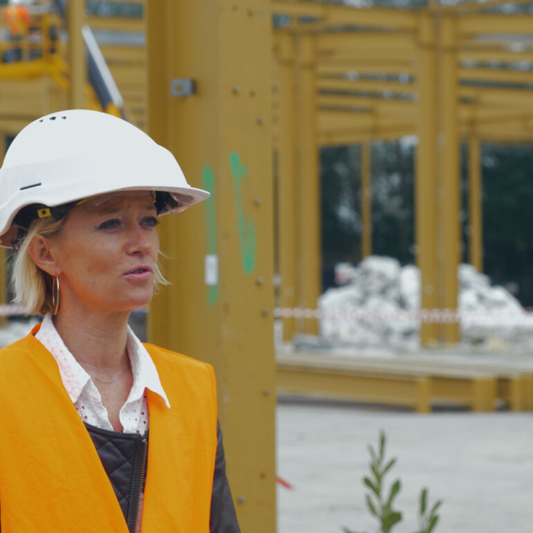 Interview chantier - Femme avec casque de protection