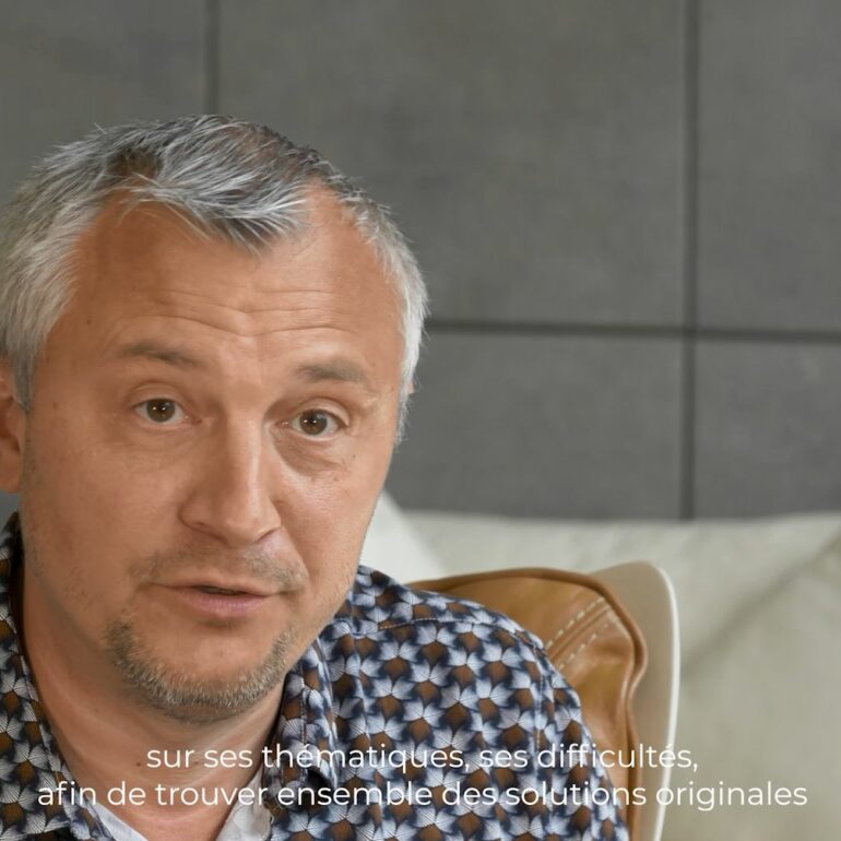 Interview homme assis dans un fauteuil