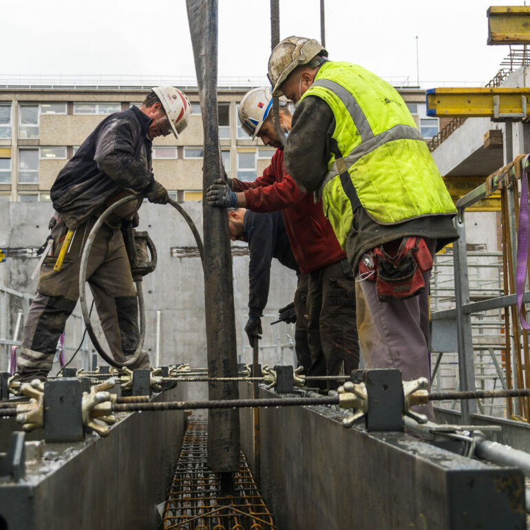 Ouvrier coulant du bêton sur un chantier d