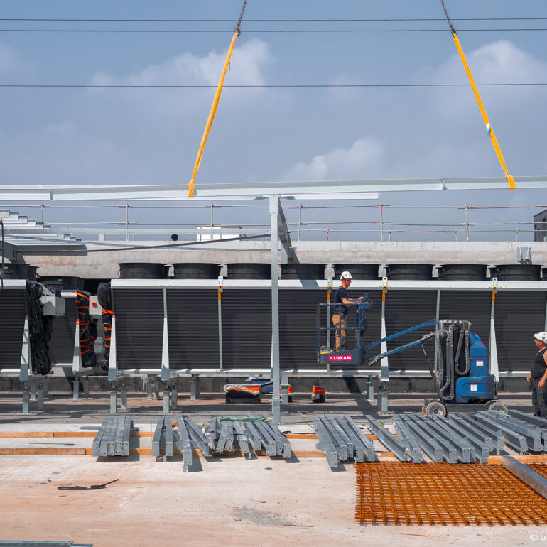 Ouvriers installant une charpente métallique