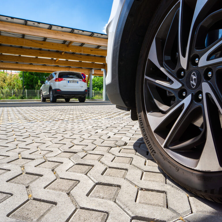 Photo roue de voiture sur parking refait