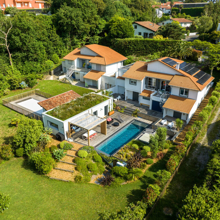 Vue drone bâtiments industriels