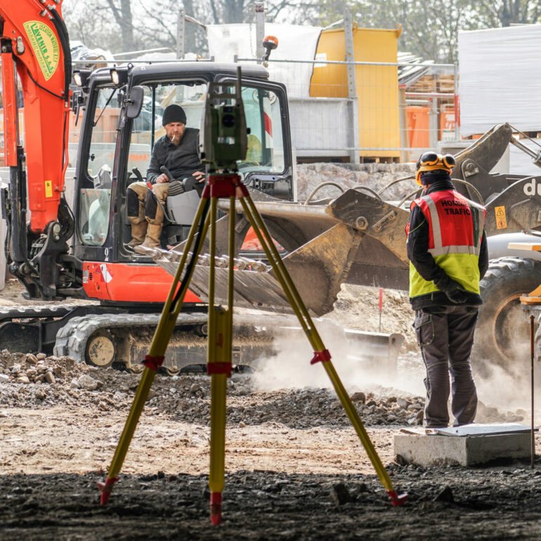Reportage photo ouvrier régulant le trafic sur le chantier de l