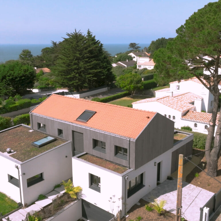 Vidéo aérienne maison avec mer en arrière plan